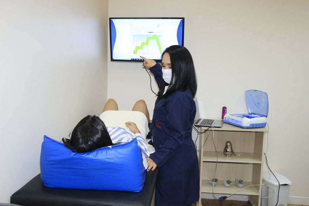 Sessão de fisioterapia pélvica do IAAM, com o gráfico do exercício na tela