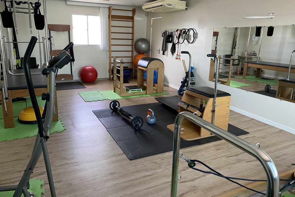 Sala de pilates do IAAM, com os aparelhos