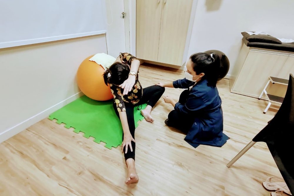 Exercício orientado no chão, com a bola